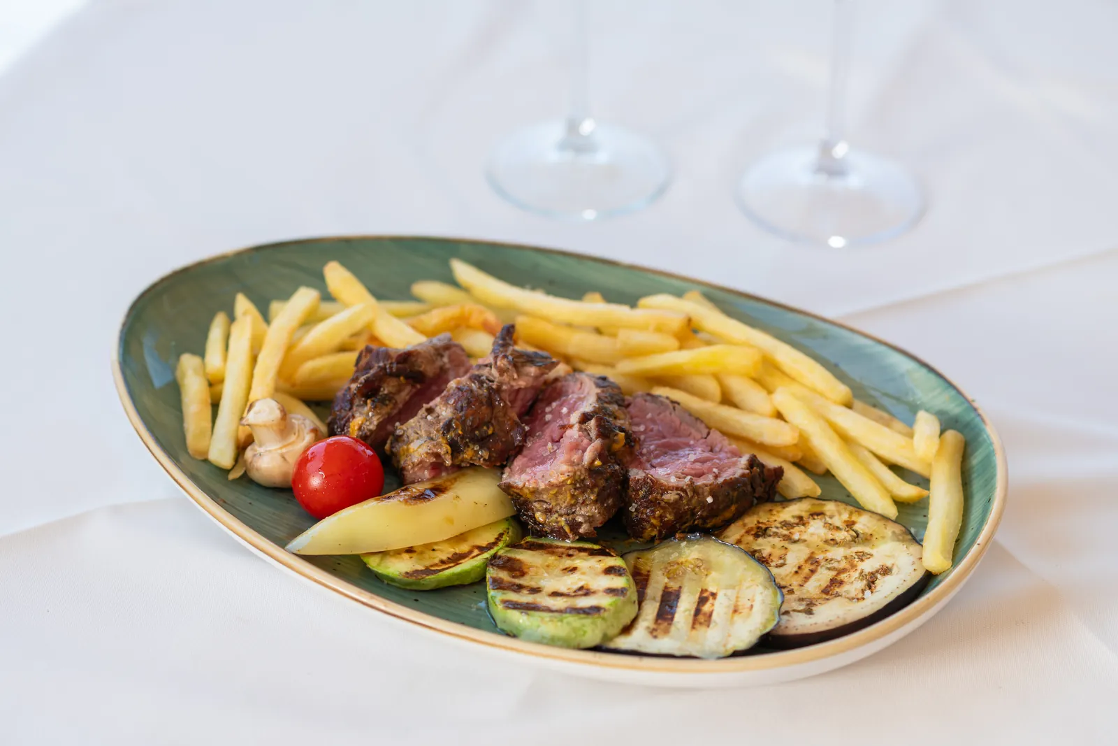 Beef medallions with grilled vegetables and fries
