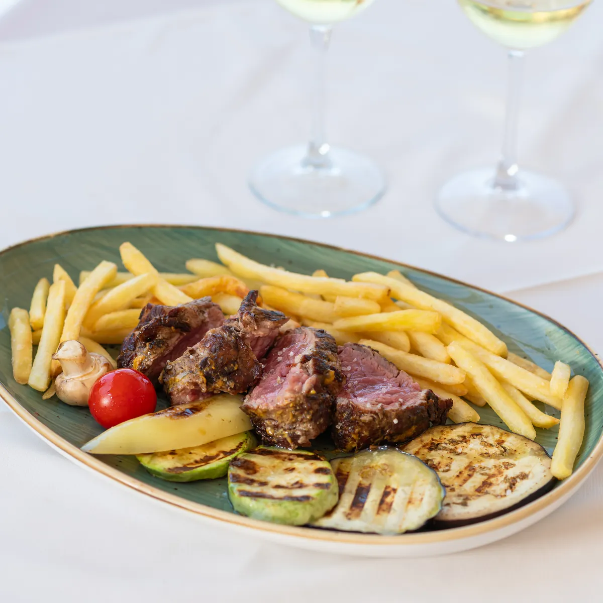 Beef medallions with grilled vegetables