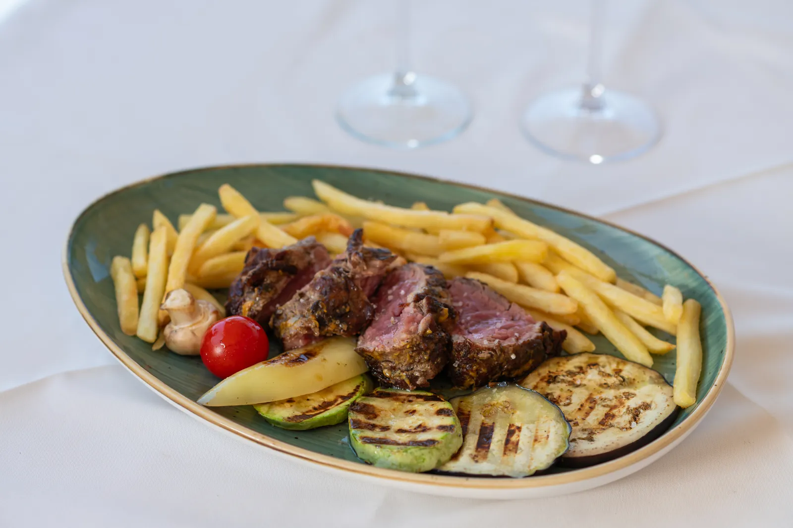Biftek sa pomfritom, porodični ručak na Žanjicama