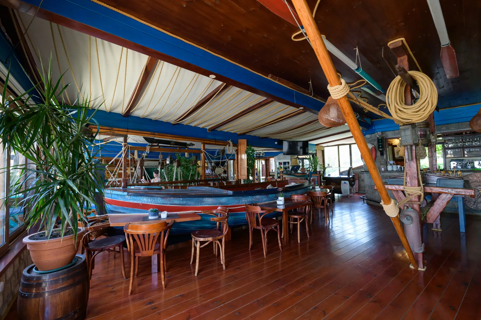 Enterijer restorana Porto Adriatic sa starom barkom, plaža Žanjice
