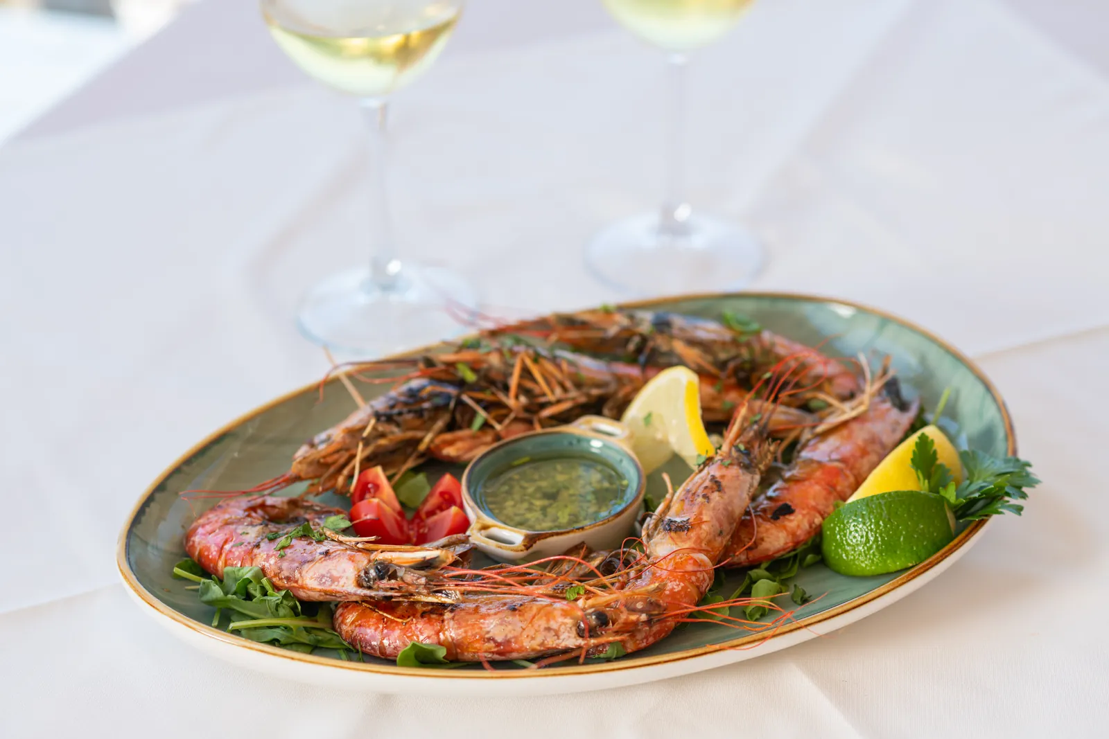 Grilled king prawns with lemon