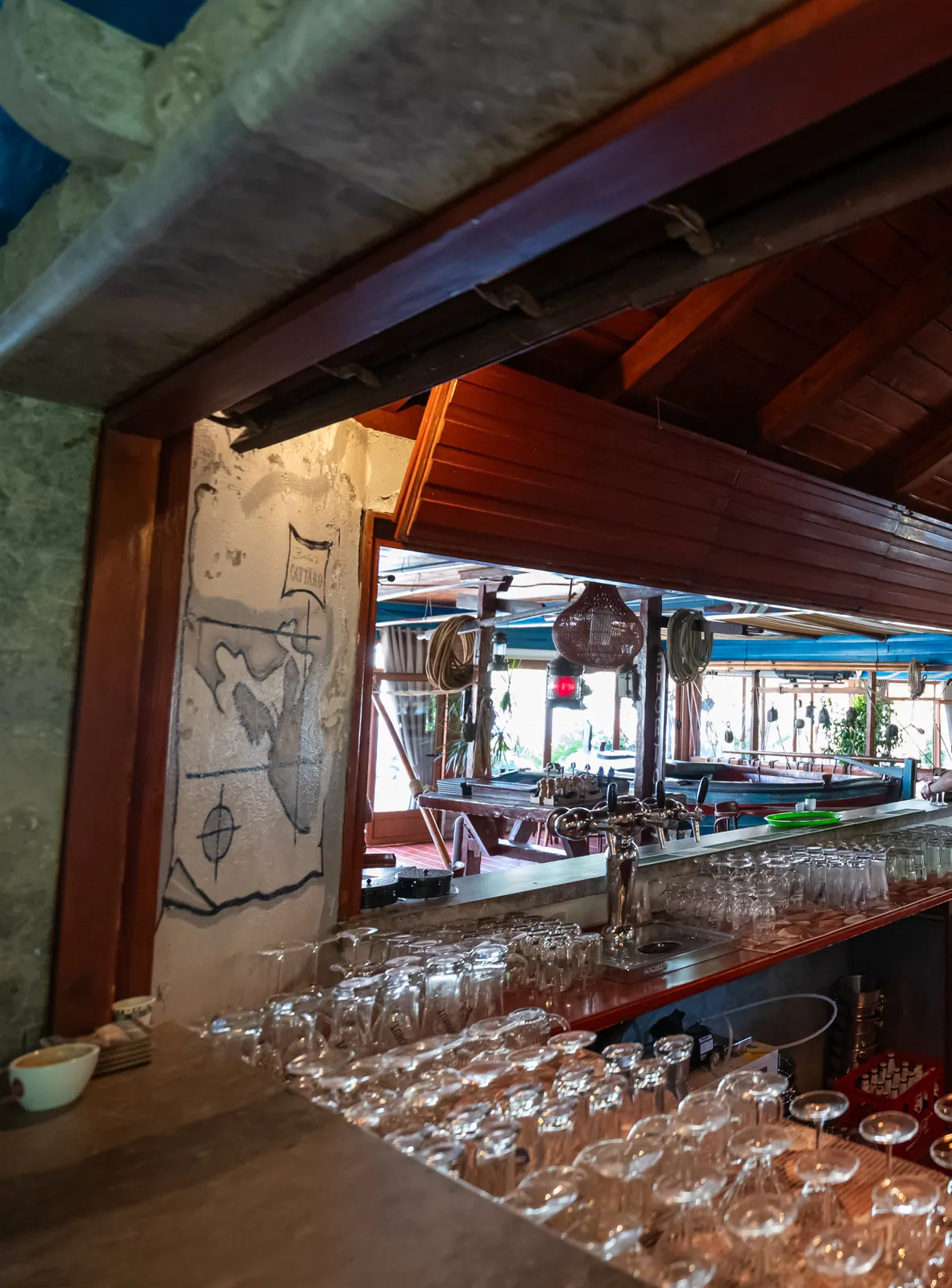 The bar with glasses and an old map of Boka