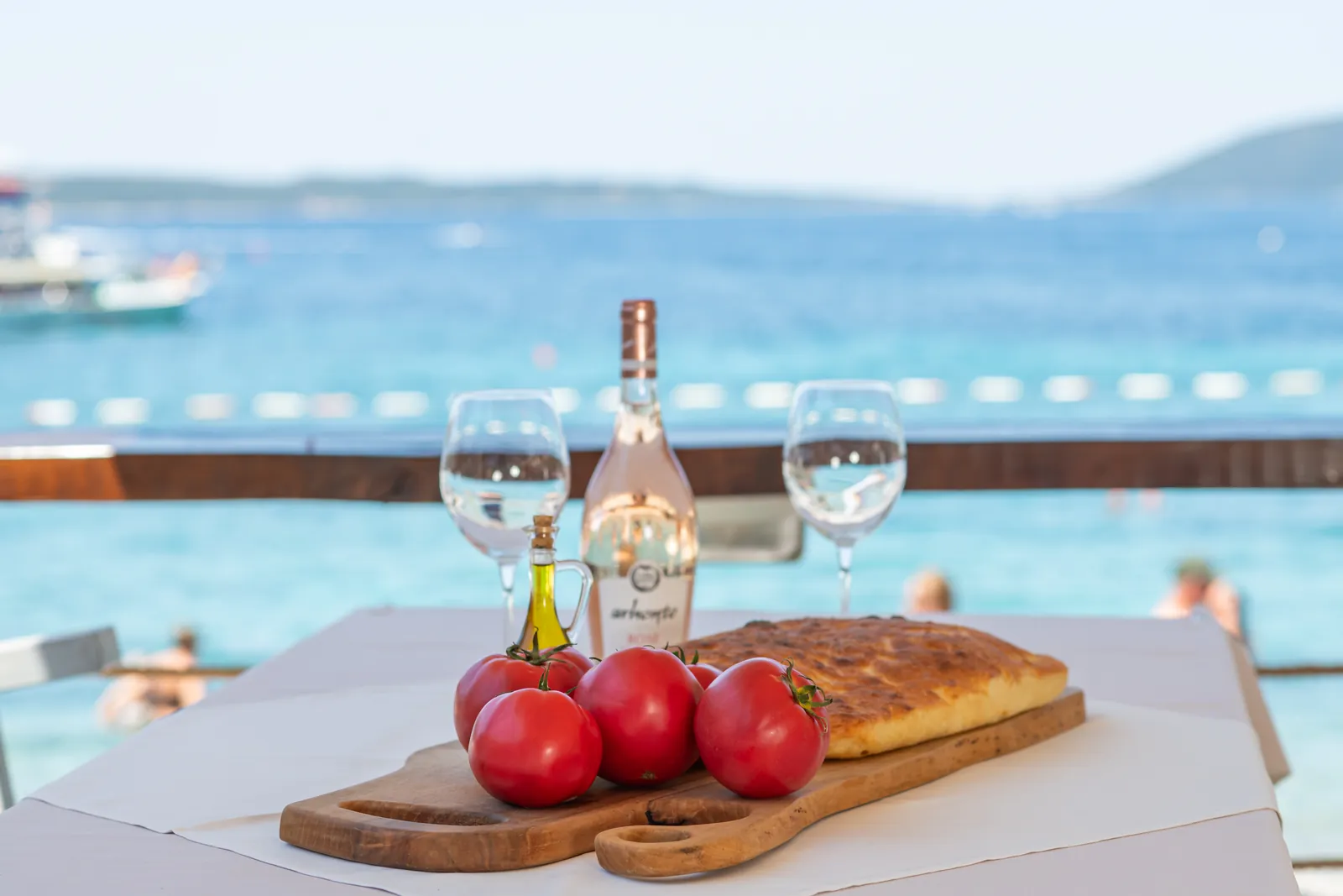 Sto uz more sa domaćim hljebom i vinom, plaža Žanjice